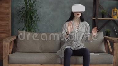 女人正在使用一个VR<strong>头戴式</strong>显示器